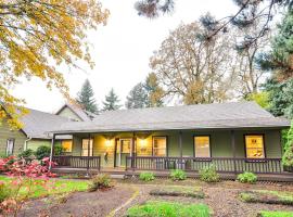Milwaukie Home with Covered Porch Dogs Welcome!, hotel en Milwaukie