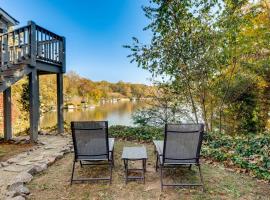 Lakefront Landrum Home with Deck, Fire Pit and Kayaks!, хотел в Landrum