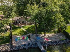 Rock River Retreat with Dock and Seasonal Pool!, hotell med basseng i Edgerton