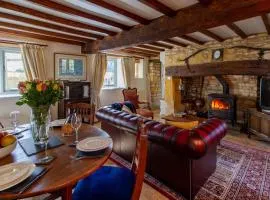 Graziers Cottage - character Cotswold cottage with inglenook, parking and pub nearby