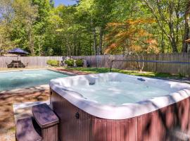 Poconos Home Near Lake with Hot Tub and Lake Access!, hotel with jacuzzis in Tobyhanna
