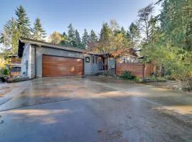 Charming Unit with Deck about 3 Mi to Lake Washington!