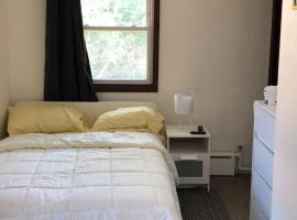 cozy room with private bathroom, hotel amb aparcament a Arlington