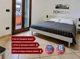 DOMUS Emy - Intero appartamento a piano terra con giardino e posto auto a Ciampino、チャンピーノのアパートメント