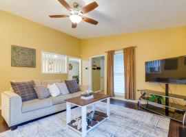 Bright Fayetteville Vacation Home with Fireplace!, hotel dengan parking di Hope Mills