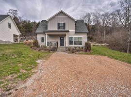 Wooded Escape with Beautiful Backyard and Mtn Views!, caba&ntilde;a en Chattanooga