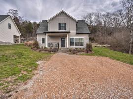 Wooded Escape with Beautiful Backyard and Mtn Views!, vacation home in Chattanooga