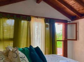 Next to the airport - cute home, hotel in Rionegro
