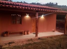 Vila Sincorá - Chalé para 4 pessoas com cozinha a 2 km da portaria da Cachoeira do Buracão, hotell i Ibicoara