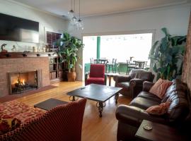 Bootlegger House Sleeps 10-20 Free TV & Parking, hotel in Chicago