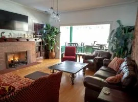 Bootlegger House Sleeps 10-20 Free TV & Parking