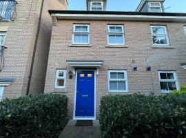 Modern TownHouse - 3 bed 2.5 bath 2 Private Gated Parking, hotel in Wellingborough