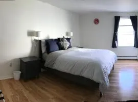 Walk 2mins to West Point Academy! Free private parking WiFi