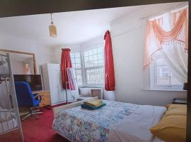 King-size room in house, holiday rental in London