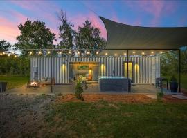 The River Box - Luxury Container Home - views and Hot Tub, casa o chalet en Yakima