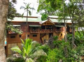 The Lodge at Punta Rica- Hilltop Eco-Lodge with Views & Pool, bed & breakfast i Bastimentos