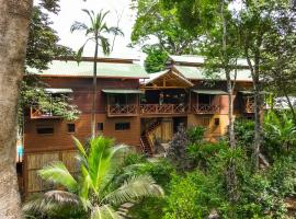 The Lodge at Punta Rica- Hilltop Eco-Lodge with Views & Pool, hotel bajet di Bastimentos