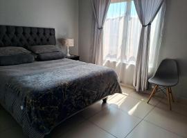 Cozy Sparrow Hideaway, hotel in zona Epsom Downs Shopping Centre, Sandton