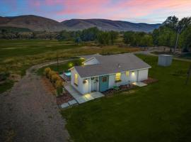 The Ahtanum Cottage - NEW hot tub and great views!, hotel en Yakima