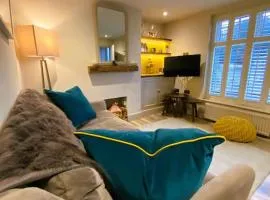 Beautiful Immaculate Aldeburgh cottage, sunny outdoor space, free parking - easy walk to beach & town