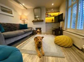 Beautiful Immaculate Aldeburgh cottage, free parking, sunny outdoor space, dog friendly - perfect for Spring seaside escapes