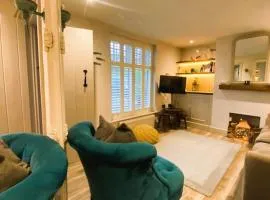 Beautiful Immaculate Aldeburgh cottage, sunny outdoor space, free parking - easy walk to beach & town