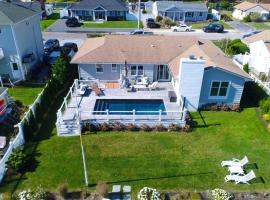 Hampton's Waterfront House Steps To Private Beach, ξενοδοχείο σε East Quogue