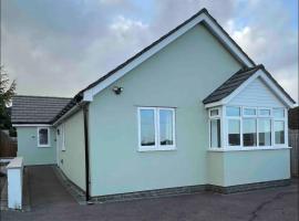 Green 3 bed bungalow with en-suite and parking, Ferienwohnung in Felton