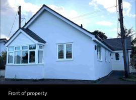 White 3 bed bungalow with en-suite and parking, cheap hotel in Winford