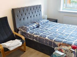 H8 Room 2 Quiet place with 15 min walk to City Centre, Free car parking, Late night Checkin Anytime ,2min walk to bus stop, khách sạn có bồn jacuzzi ở Manchester