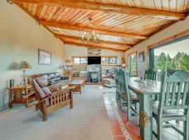 Cloudcroft Cabin with View about 4 Mi to Ski Cloudcroft!, Hotel in Cloudcroft