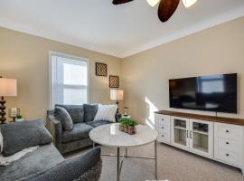 Quaint Cedar Rapids Home, 4 Mi to Downtown!, hotel v destinaci Cedar Rapids
