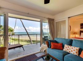 Waipouli Beachfront Condo with Balcony and Ocean Views, spa hotel in Kapaa