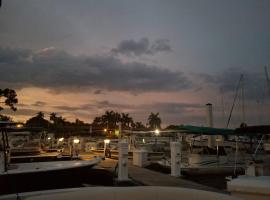 Fish/Boat & Relax Resort Marina Gem on the water!, lomakeskus kohteessa Naples