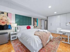 Spacious bedroom with garden view, fridge, workspace, hotel en Toronto