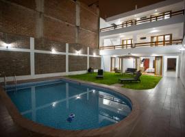 Amplia & Agradable casa de Playa con piscina Sur Chico, Lima, מלון בלורין