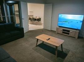 Comfortable 3-bedroom home with two car garage, sumarbústaður í Mount Clear