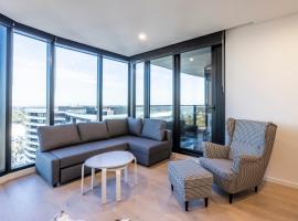 Modern 2BR 2BA Abode with Balcony View & Gym Access, hotell i Glen Waverley