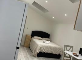 Studio room next to Gatwick, hotel perto de Crawley Borough Council, Crawley