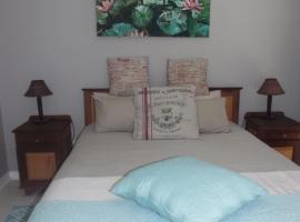 Modern Comfy 2-Bedroom Self-catering Apartment - 1 minute walk to Strand beach, beach hotel in Strand