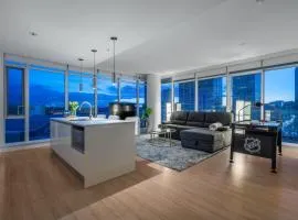 Luxury Apartment on the 9th Floor near Stampede, Complimentary Wine, 2 Car UG Parking