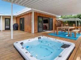 Tranquil private house w hot tub steps to beach.