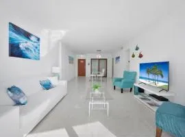 Beachfront Oasis: Ocean Views & Luxe Amenities