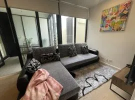Modern 1BD Apt w free parking in central Brunswick