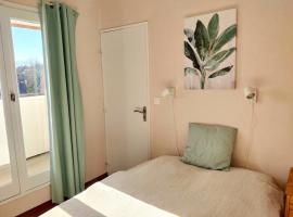 Bel appartement refait à neuf, calme et ensoleillé, hotel in Cabourg