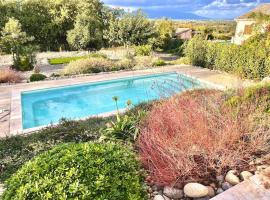 Maison Récente avec Piscine, hôtel à Venzolasca