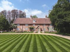 Durns. Lymore New Forest. Luxury Home with Heated Year Round Pool, hotel in Boldre