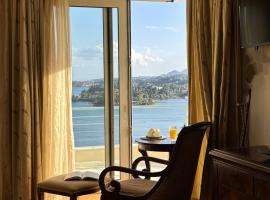 Liberty - Classic luxury sea view villa with private pool, Panoramic views to Kommeno & Corfu old Town, hotel v destinácii Kommeno