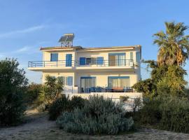 Villa Caretta - direkt an einem einsamen Strand im Süden des Peloponnes, hotelli, jossa on pysäköintimahdollisuus 