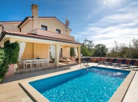 Beautiful Home In Krvavici With Outdoor Swimming Pool, hotel i Sarići